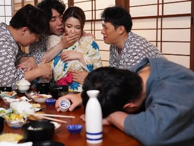 đưa vợ yêu đi suối nước nóng, ông xã không biết vợ bị người khác xoạc sấp mặt