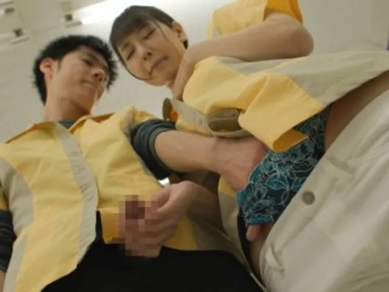 điên cuồng chịch đồng nghiệp nữ dâm đãng trong siêu thị mini