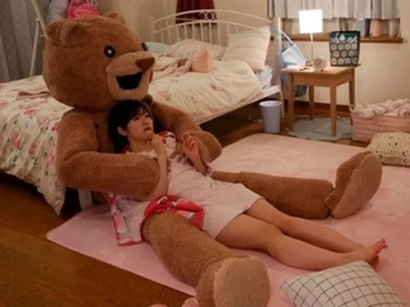 Chú em ghệ nhồi bông và em nữ học sinh ngây thơ