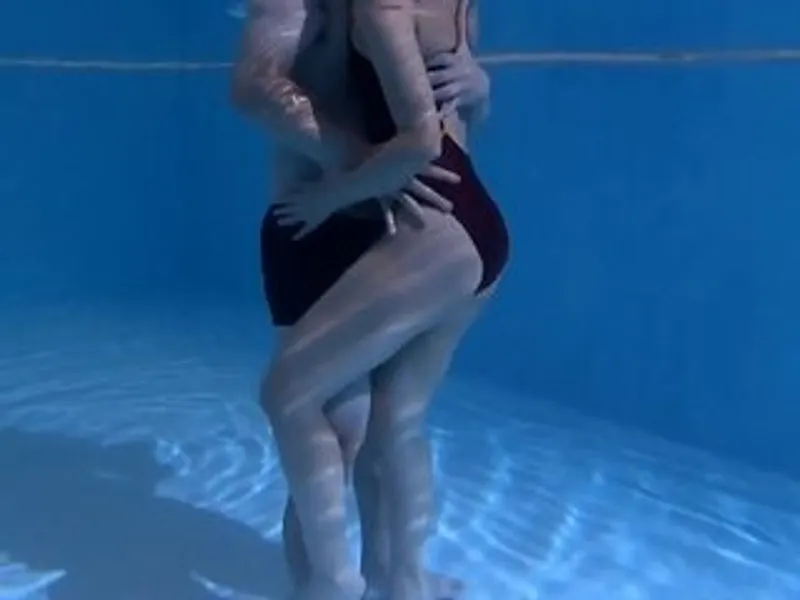 Gã chồng lạnh nhạt, vợ địt nhau với hlv dạy bơi