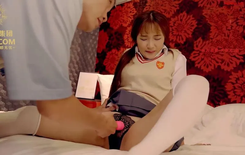 Con mèo nhỏ dùng thân thanh toán tiền nợ cho bố vay tiền bọn xã hội đen