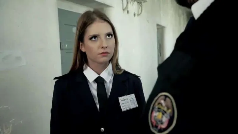 Nữ quản ngục và anh ccậu bé cấp dưới số hưởng