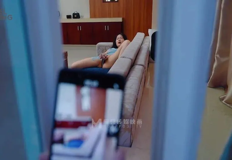 đột nhập chịch em cạnh nhà đang thủ dâm